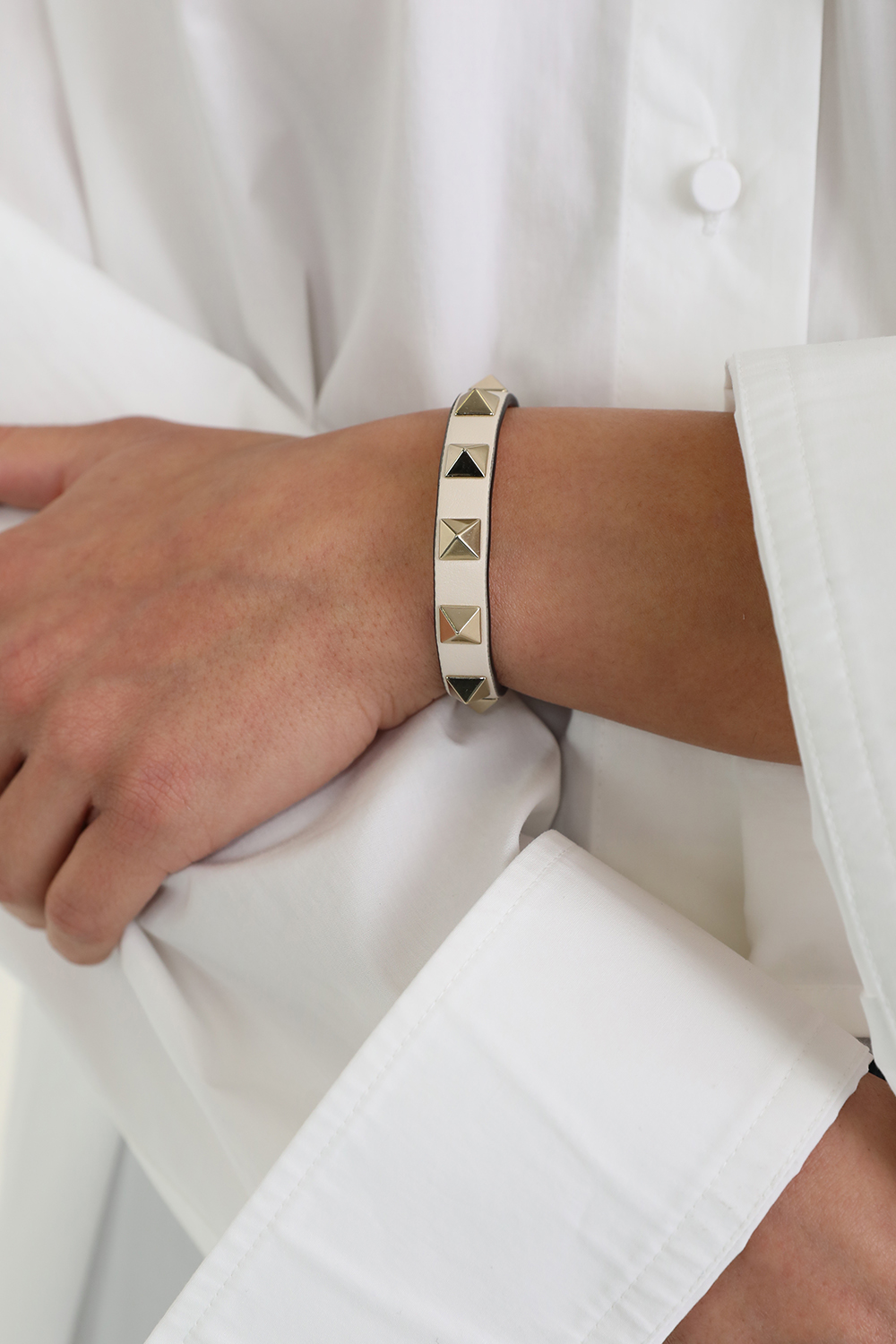 צמיד עור בעיטור ניטים